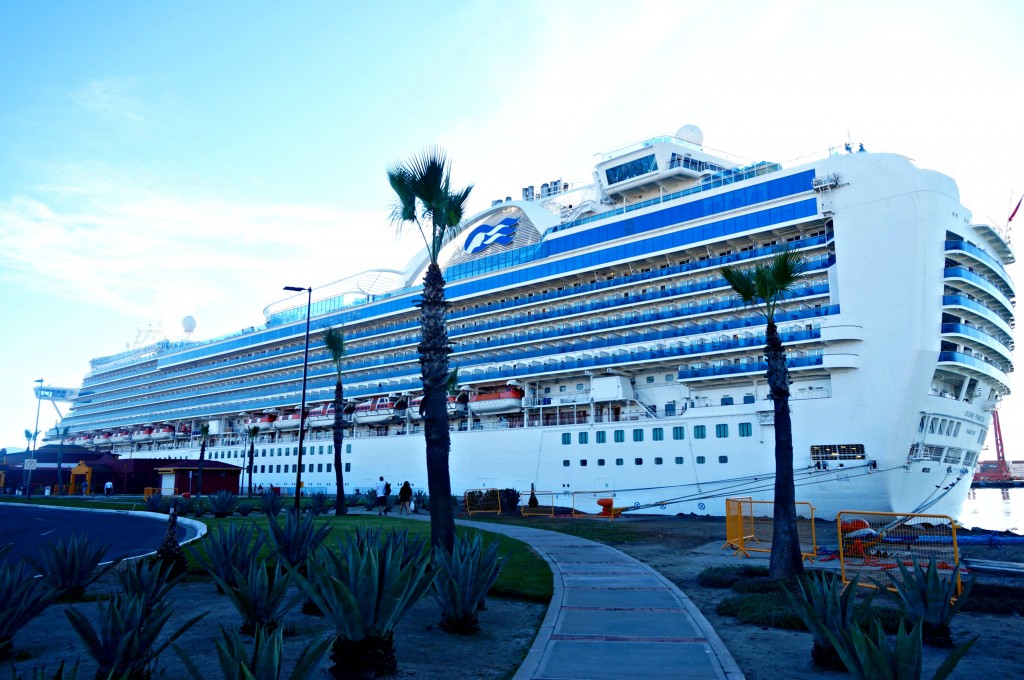 Crucero Crown Princess anclado en el Puerto de Ensenada