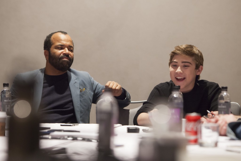 Jeffrey Wright  y Raymond Ochoa  Foto: Patrick Wymore. ©2015 Disney•Pixar. All Rights Reserved.