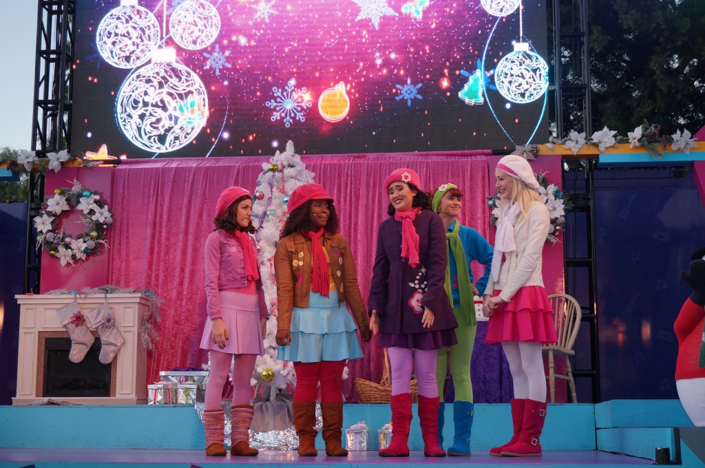 Lego Friends, celebran la Navidad en Legoland, California.