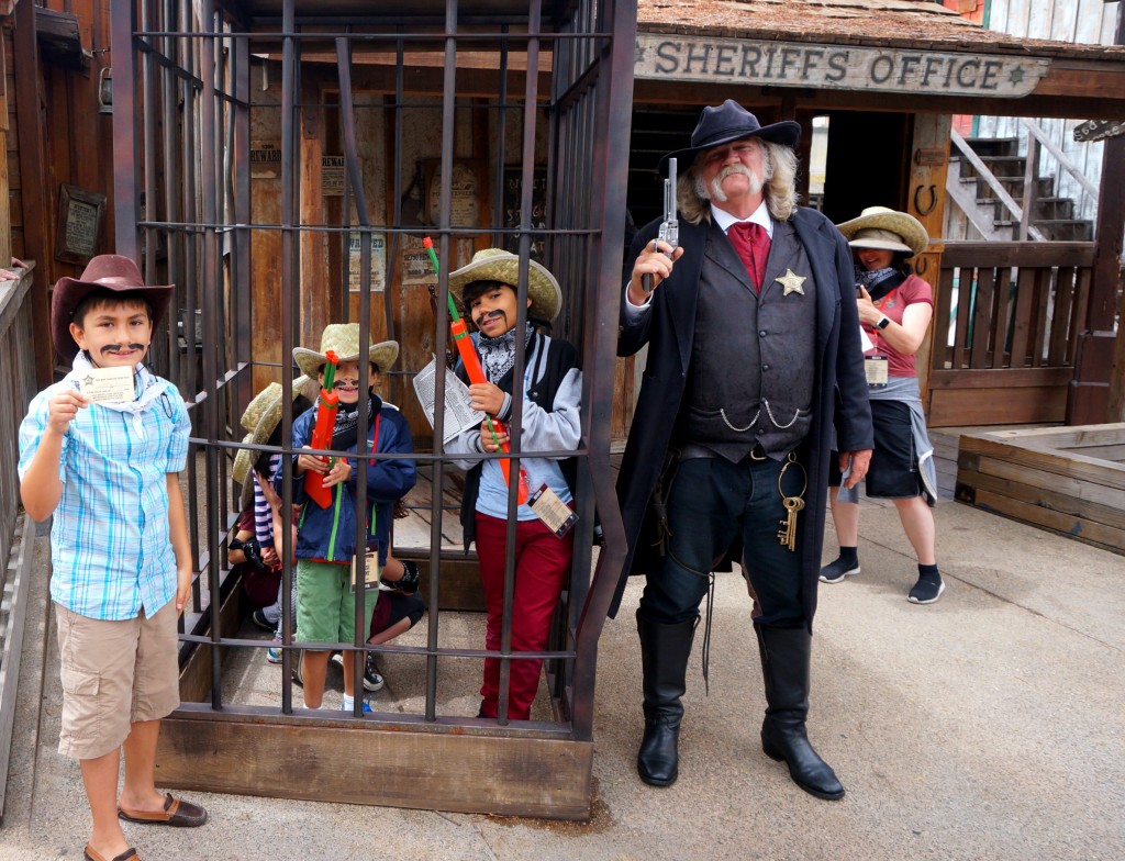 cumpliendo-las-labores-con-el-sheriff-de-ghost-town-alive-de-knotts