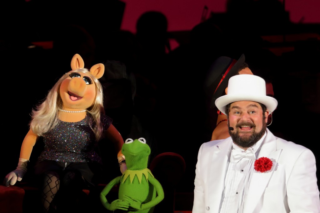 Mis Piggy y Kermit the Frog con el anfitrión del show Bobby Moynihan. (Craig T. Mathew / Mathew Imaging)