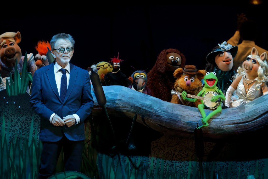 Paul Williams joins the Muppets on stage at the Hollywood Bowl. (Craig T. Mathew / Mathew Imaging)