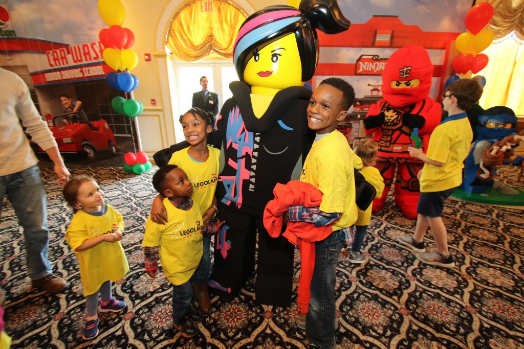 kids-with-lego-character en Legoland New York