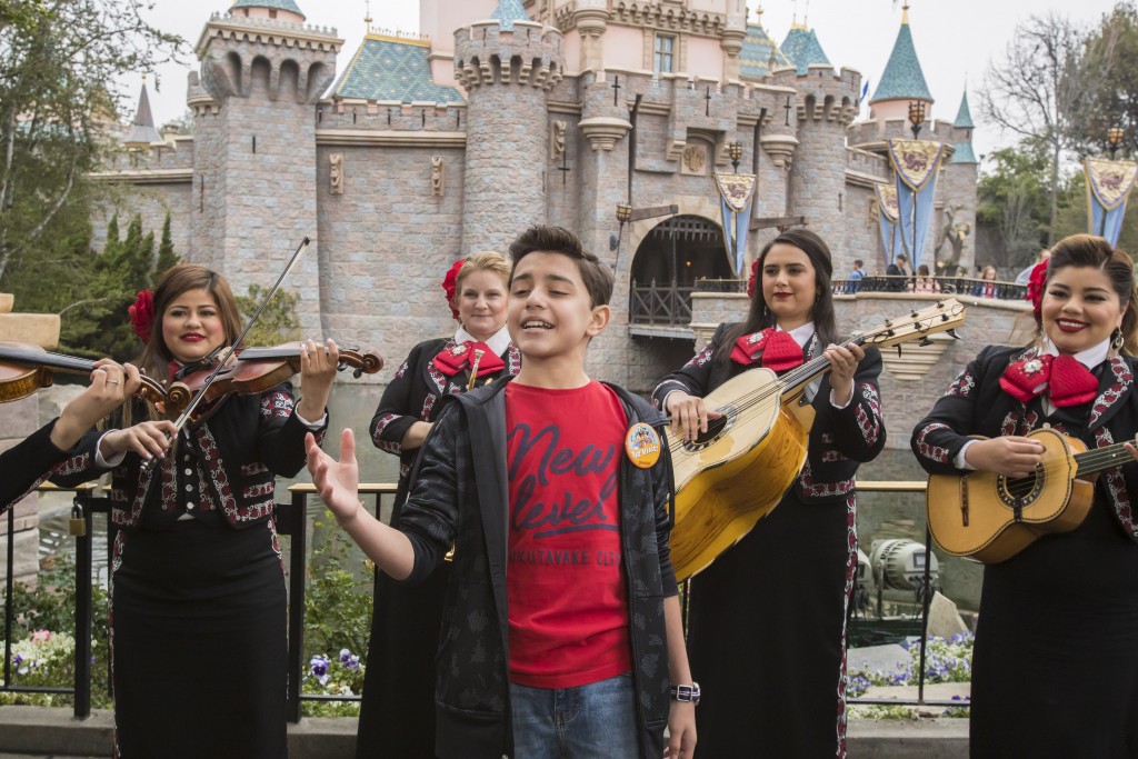 Anaheim, California (4 de abril de 2018) – Luis Ángel Jaramillo, cantante mexicano y voz oficial de Miguel en la película animada de Disney Pixar “Coco”, visitó por primera vez Disneyland Resort en Anaheim, CA. Durante su mágica visita disfrutó de las clásicas atracciones “it´s a small world” y Mad Tea Party, también deleito a los visitantes al cantar frente al Castillo de La Bella Durmiente, junto al Mariachi Divas. Por supuesto no podía dejar de visitar a Mickey Mouse y posar para una foto con él en Disneyland Park. (Joshua Sudock/Disney Parks)