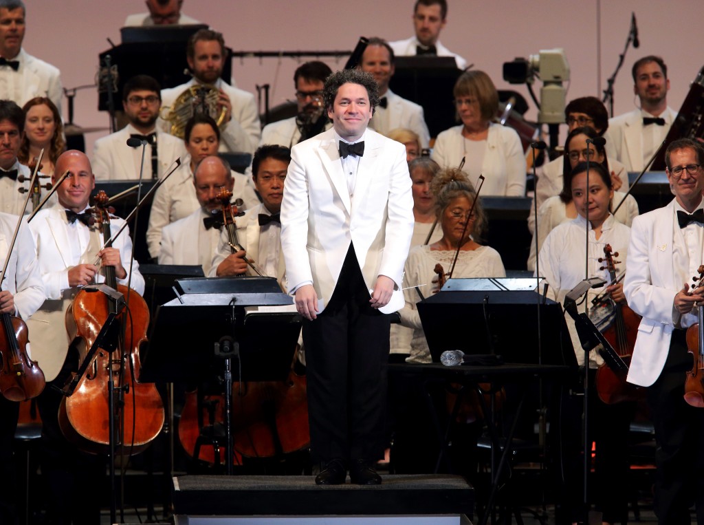 Hollywood Bowl Bravo Gustavo! 10 Years with the Los Angeles Philharmonic Photos by Craig T. Mathew and Greg Grudt/Mathew Imaging If these photos will be used on Social Media, please be sure to tag the following: @mathewimaging