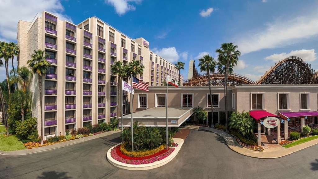 knotts_berry_farm_hotel_with_coasters_and_no_characters24