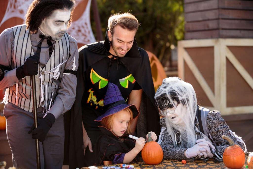 knotts_berry_farm_spooky_farm_zombies_with_dad_and_daughter_coloring_pumpkins