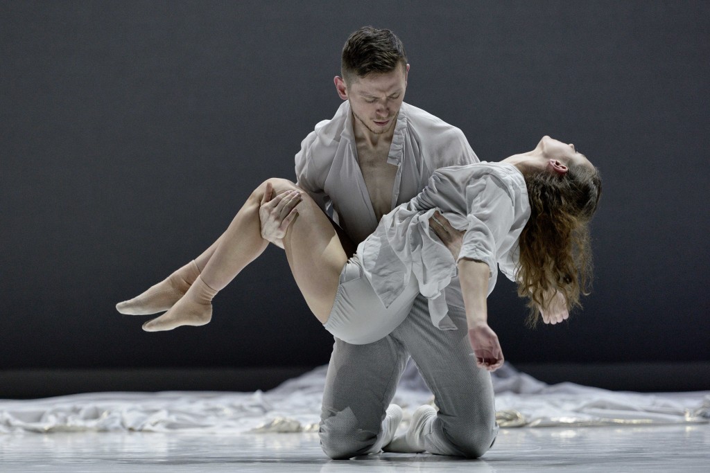 ballet-bc-dancers-brandon-alley-and-emily-chessa-in-romeojuliet-photo-by-michael-slobodian