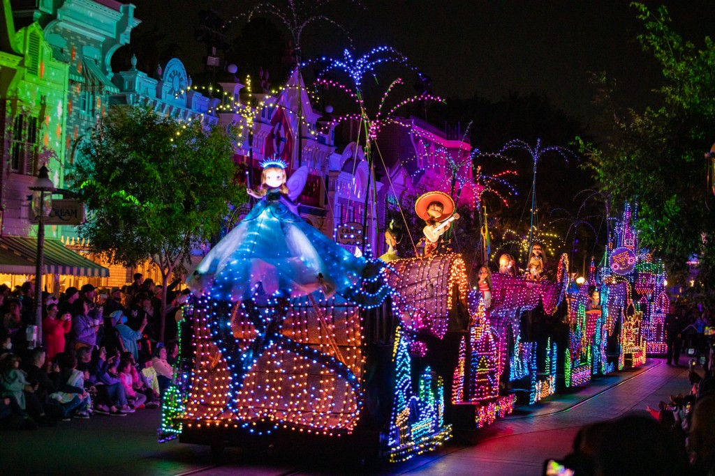 ‘Main Street Electrical Parade’ at Disneyland Park – New Grand Finale
