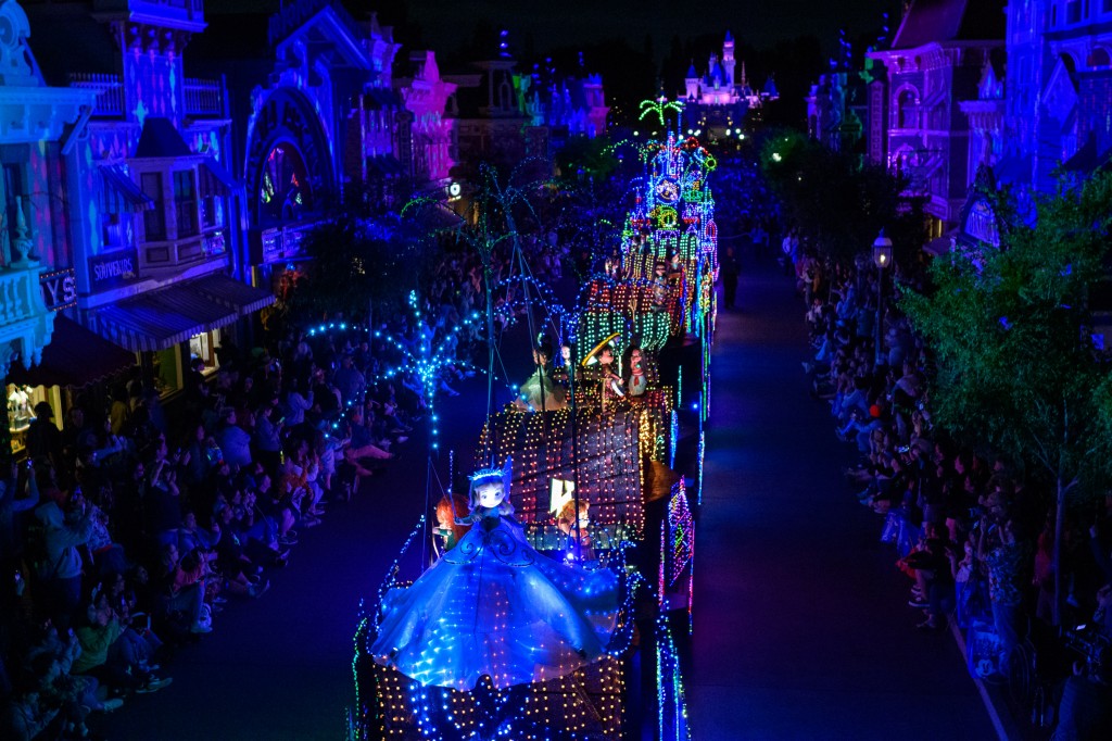 ‘Main Street Electrical Parade’ at Disneyland Park – New Grand Finale